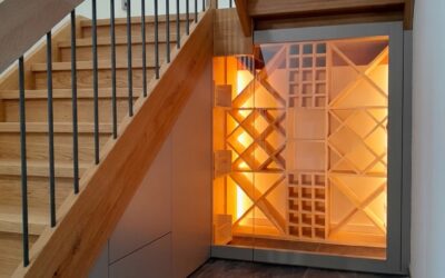Treppenunterschrank mit Weinregal