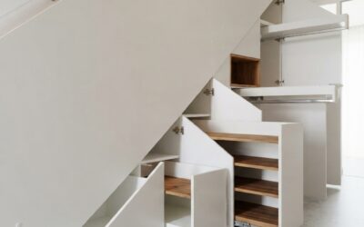 Treppenunterschrank unter Betontreppe