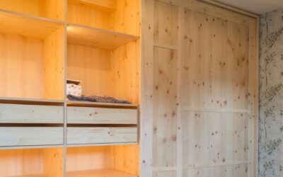 Kleiderschrank in Zirbenholz